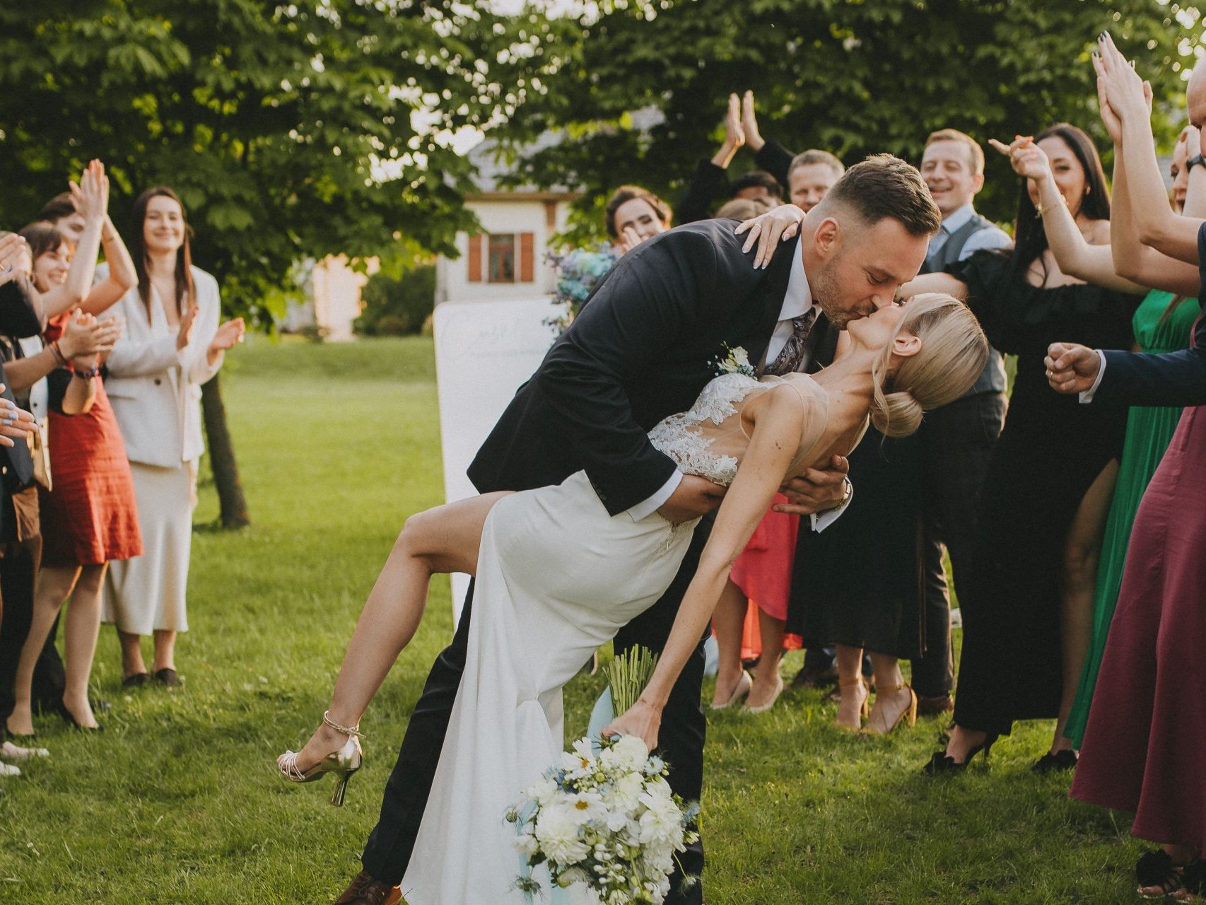 Czy warto robić zdjęcia z gośćmi w dniu ślubu? Ile to trwa i jak to ogarnąć? 9 zdjęcia z gośćmi w dniu ślubu